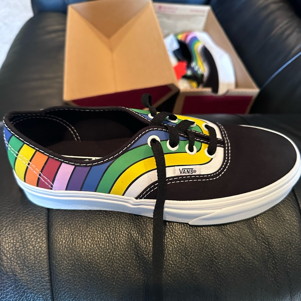 VANS AUTHENTIC Refract Black/True White/Multi WMNS 7.5/Mens 6